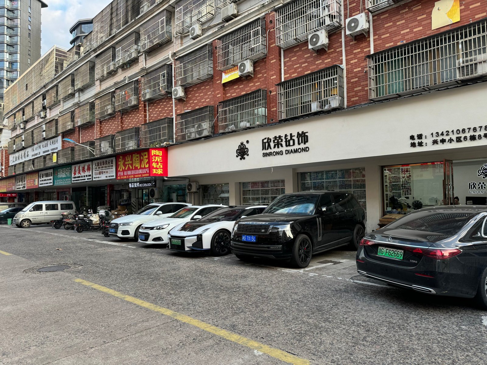 Storefront of SINRONG DIAMOND in Yiwu offering rhinestone chain, cup chain and crystal trims for jewelry and garment embellishment, in Yiwu Xingzhong Jewelry Accessories Street