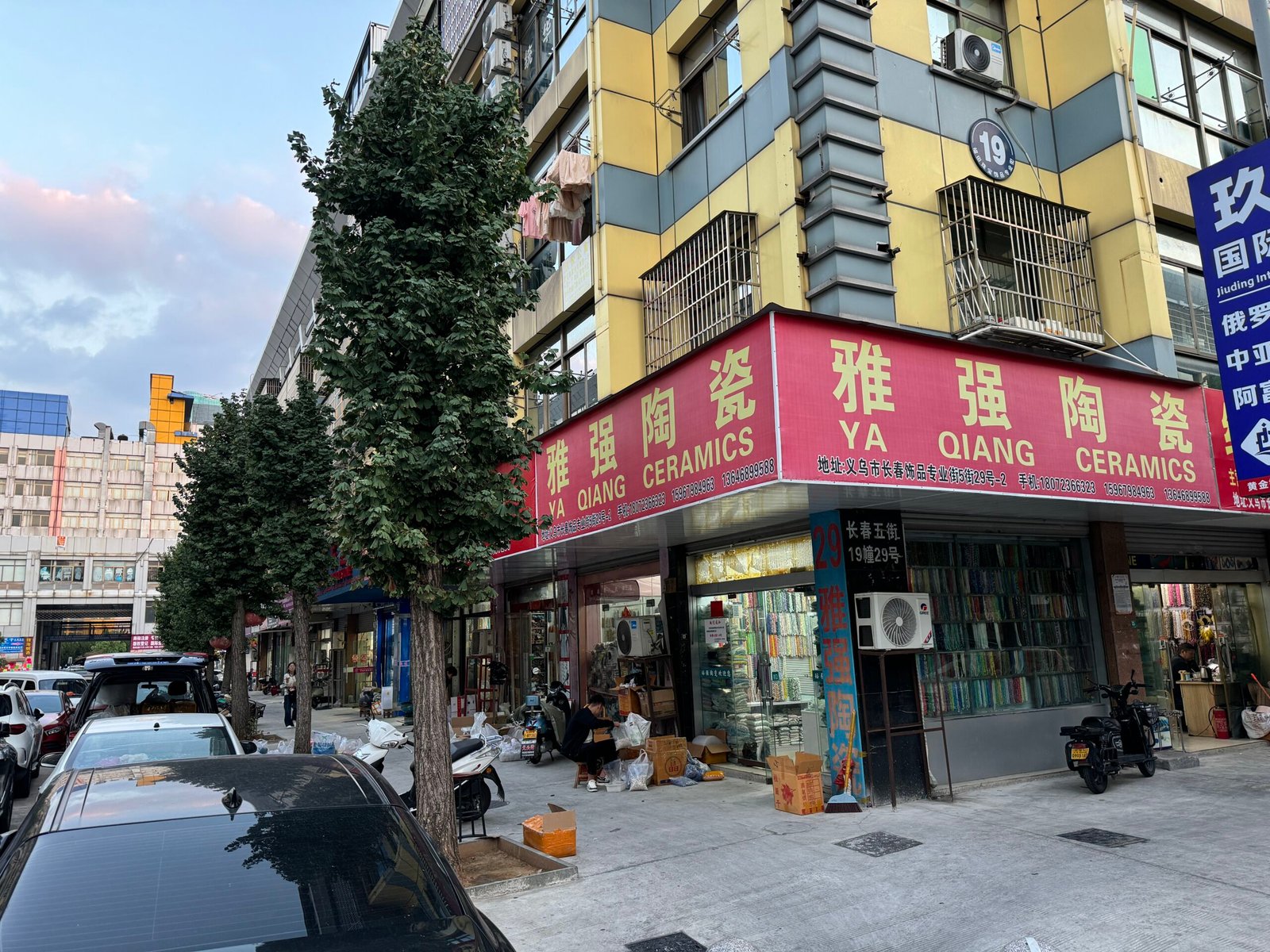 Yiwu Changchun Street corner store “Ya Qiang Ceramics” selling ceramic jewelry findings: glazed porcelain beads, hand-painted pendants and charms, connectors, cabochons, large-hole beads.