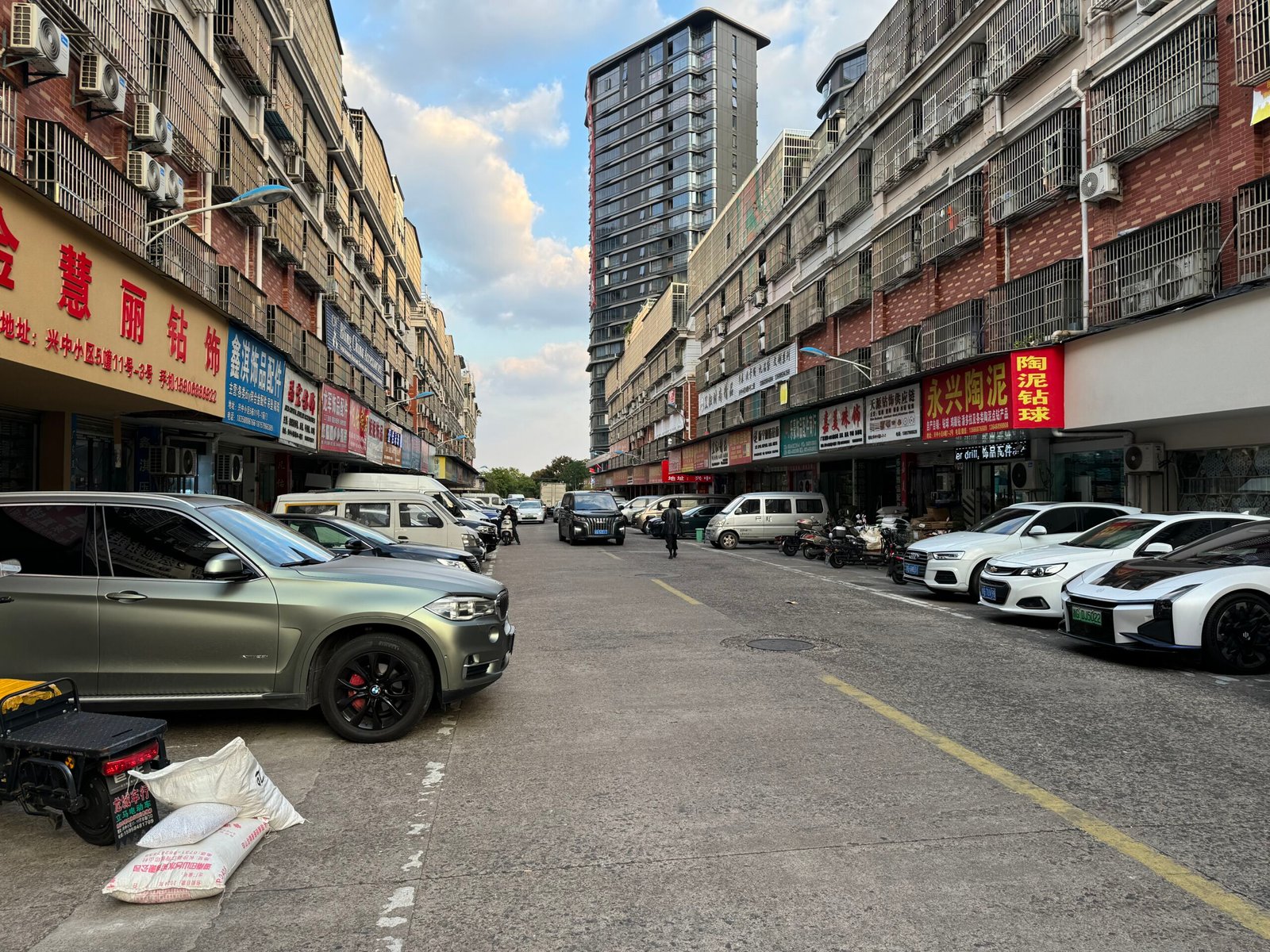 Yiwu Xingzhong wholesale lane with jewelry accessory stores selling brass chain, stainless steel wire, rhinestone chain and DIY components.