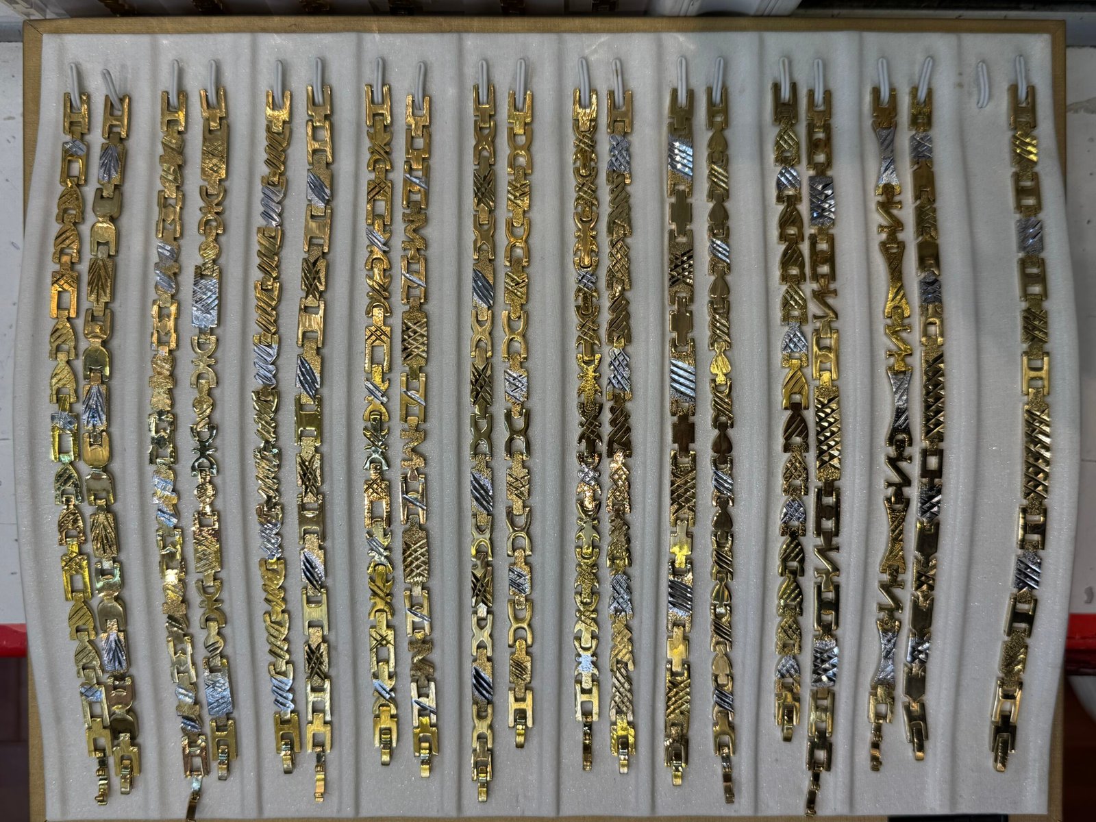 Two-tone copper gold plated bracelet chains with twisted and wavy links prepared for wholesale ready stock