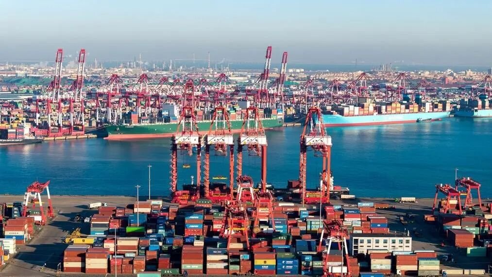 How to import from China infographic explaining supplier sourcing, ordering, payment, QC inspection, sea/air shipping, customs clearance, import duties, and final delivery.