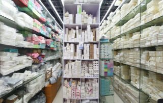 Yiwu jewelry packaging supplier's booth, with over 300 regular sizes in stock, buy now and pick up instantly, PE bags, PVC bags, macaron pearlescent jewelry bags, all in stock and customization available.