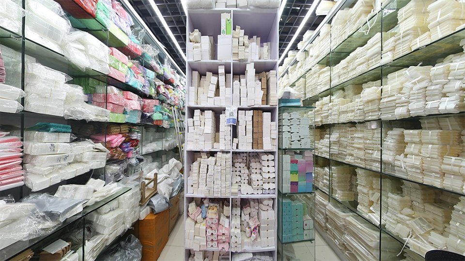 Yiwu jewelry packaging supplier's booth, with over 300 regular sizes in stock, buy now and pick up instantly, PE bags, PVC bags, macaron pearlescent jewelry bags, all in stock and customization available.