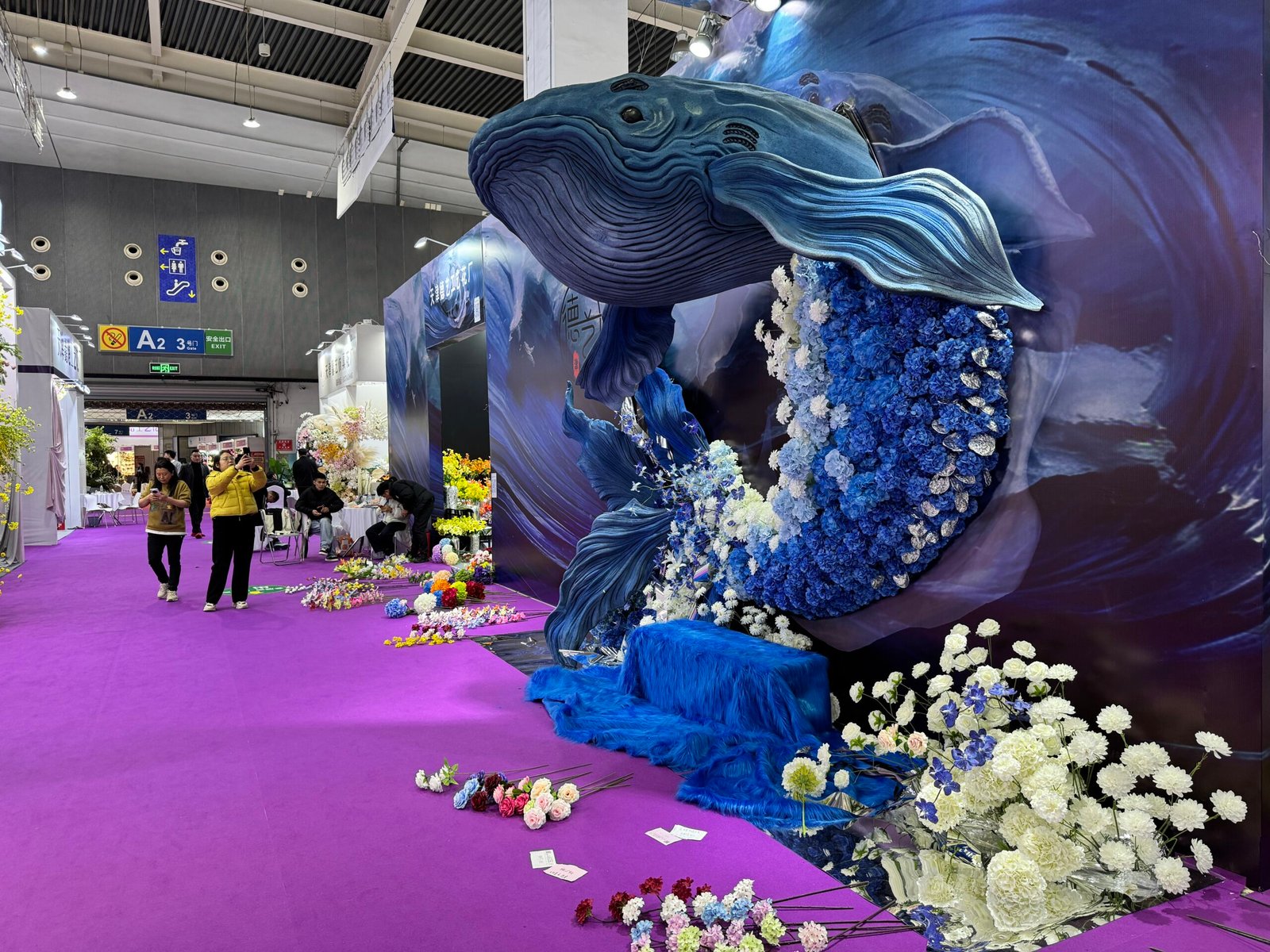 Blue whale ocean-themed wedding display with blue floral backdrop at Yiwu wedding market