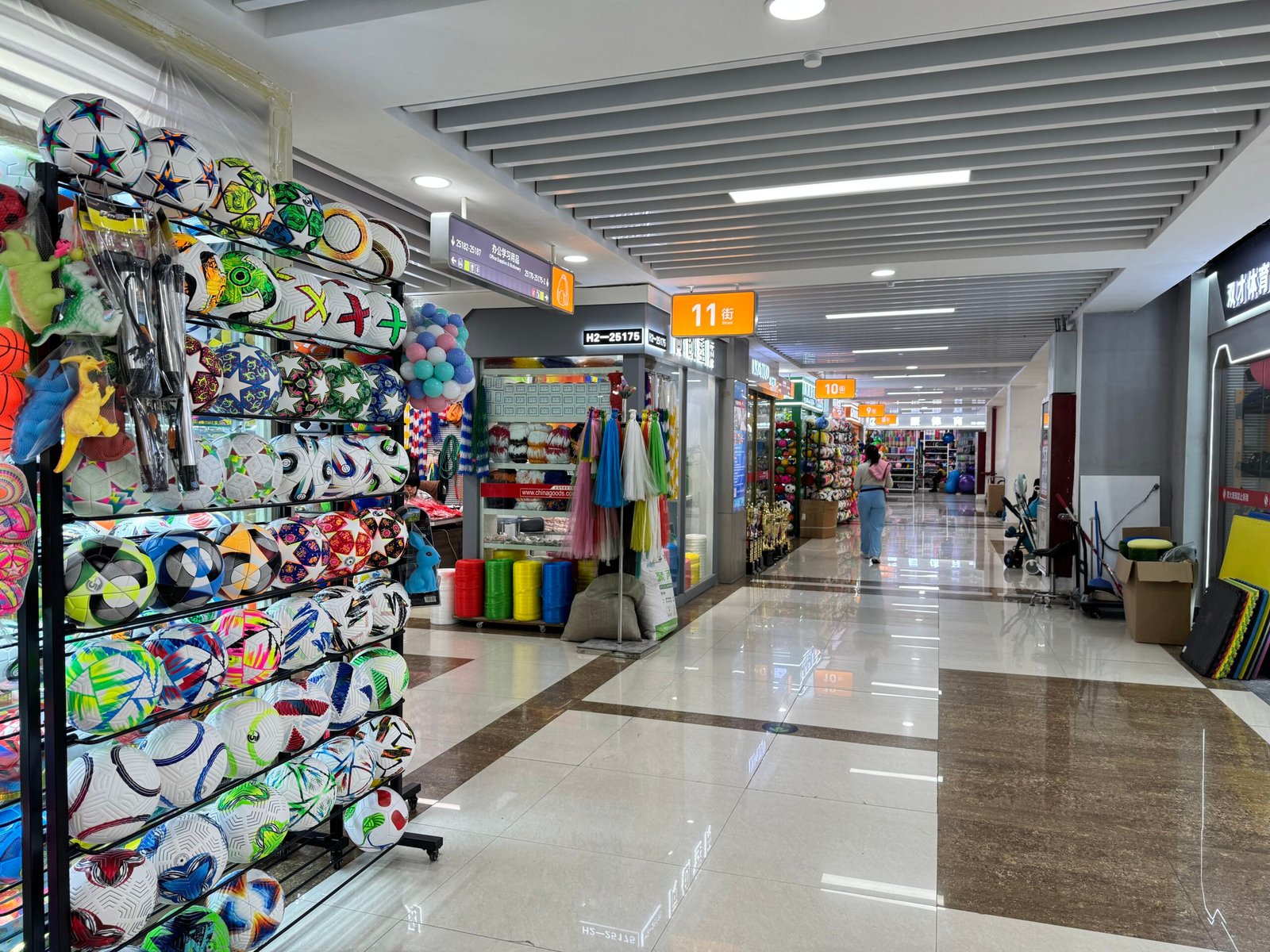 football supplier rack display Yiwu sports market soccer balls wholesale